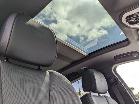 Certified 2025 Porsche Macan image 28