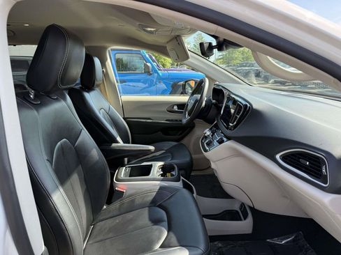 Used 2024 Chrysler Pacifica Touring-L FWD image 15