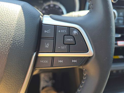 Used 2025 Toyota Highlander XLE FWD image 29