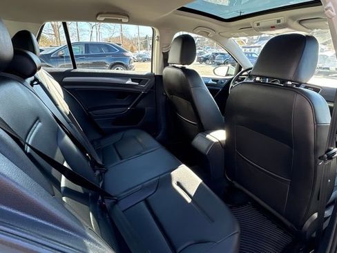 Used 2019 Volkswagen Golf SE image 24