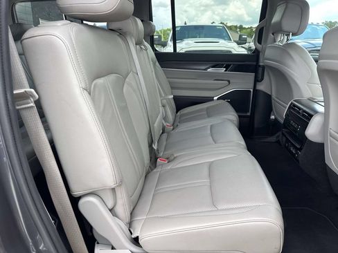 Used 2024 Jeep Wagoneer Series II w/ Flexible Seating Group RWD image 18