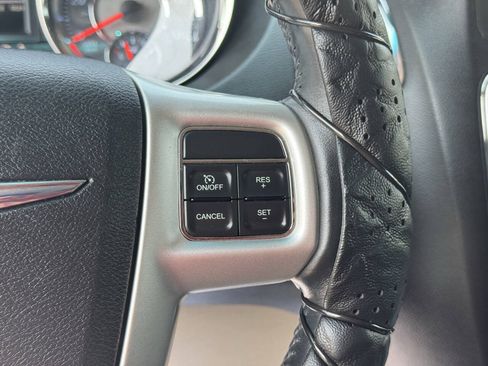 Used 2014 Chrysler Town & Country Touring w/ Driver Convenience Group FWD image 20