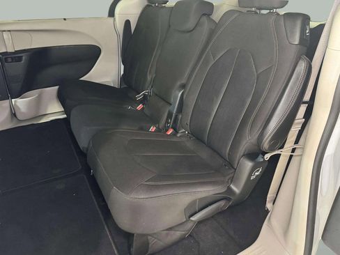 Used 2018 Chrysler Pacifica Touring Plus w/ Tire & Wheel Group FWD image 25