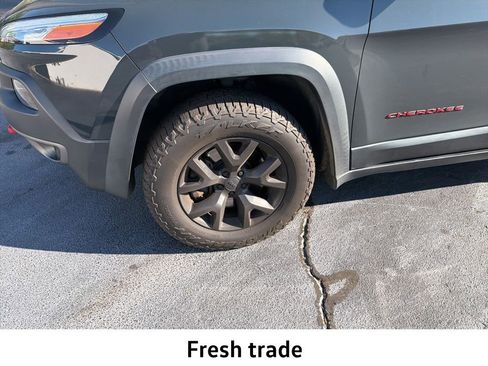 Used 2016 Jeep Cherokee Trailhawk image 2