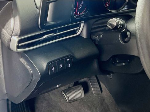 Certified 2023 Hyundai Elantra SE image 10