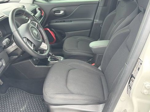 Used 2023 Jeep Renegade Latitude w/ Sun/Sound Group AWD/4WD image 9