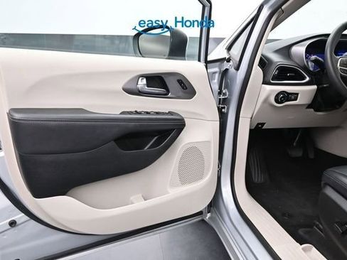 Used 2023 Chrysler Pacifica Touring-L FWD image 17