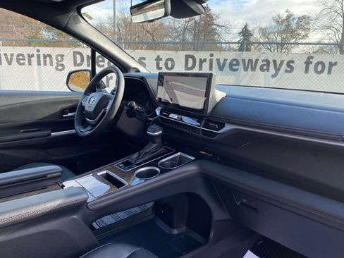 Used 2025 Toyota Sienna Platinum image 20