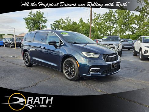 Used 2023 Chrysler Pacifica Touring-L FWD image 4