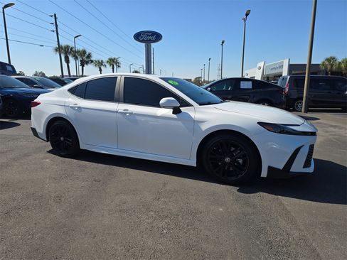 Used 2025 Toyota Camry SE w/ Convenience Package image 2