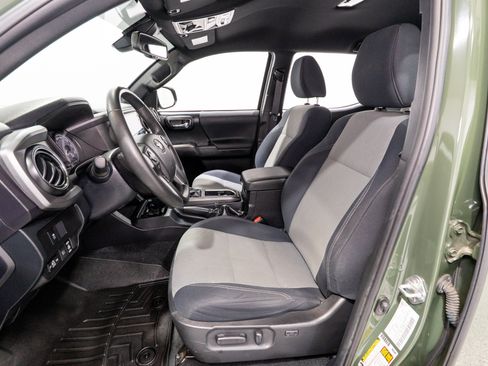 Used 2021 Toyota Tacoma TRD Off-Road w/ Technology Package AWD/4WD image 16