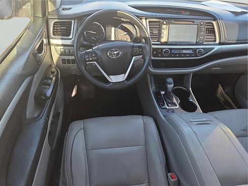 Used 2016 Toyota Highlander XLE image 11