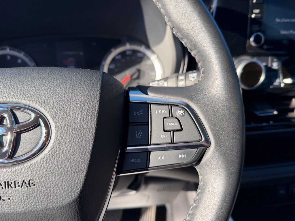 Used 2021 Toyota Highlander LE AWD/4WD image 31
