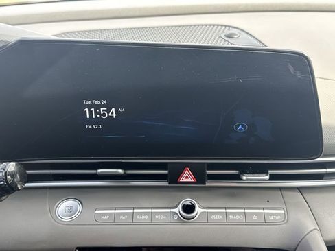 Used 2025 Hyundai Elantra SEL image 14