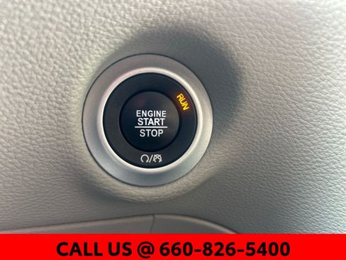 Used 2023 Chrysler Pacifica Limited image 16