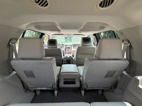 Used 2011 Lincoln Navigator 2WD w/ Monochrome Appearance Pkg image 24
