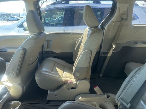 Used 2017 Toyota Sienna XLE image 11