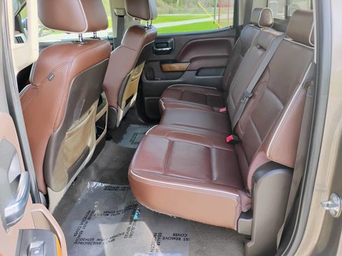 Used 2015 Chevrolet Silverado 1500 High Country w/ High Country Premium Package AWD/4WD image 9