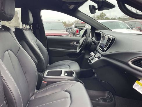 New 2026 Chrysler Pacifica Select FWD image 16