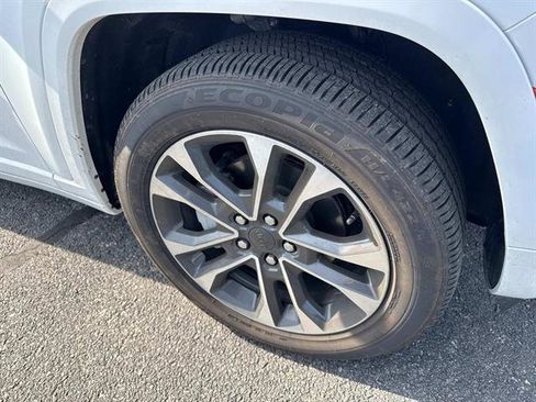 Certified 2025 Jeep Grand Cherokee Overland w/ Luxury Tech Group IV image 8