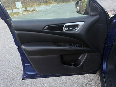 Used 2018 Nissan Pathfinder SV image 18