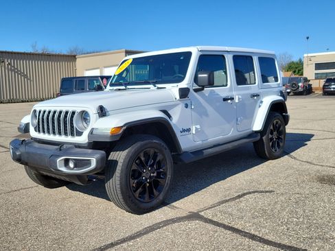 Used 2025 Jeep Wrangler Unlimited Sahara AWD/4WD image 2