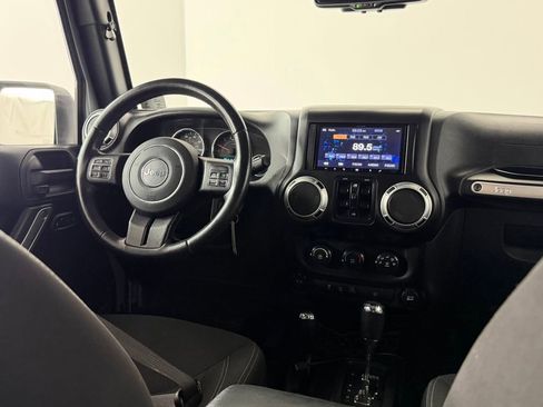 Used 2015 Jeep Wrangler Unlimited Rubicon w/ Connectivity Group AWD/4WD image 10