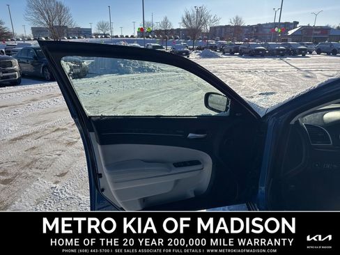 Used 2022 Chrysler 300 Touring L w/ Comfort Group image 11