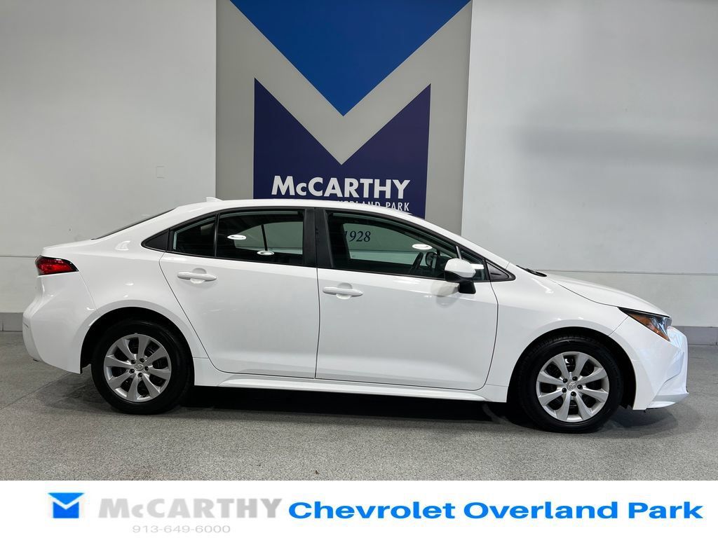 Used 2025 Toyota Corolla LE FWD image 4