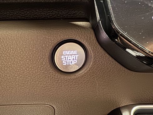 Used 2025 Kia Carnival FWD image 44