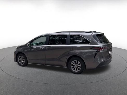 Used 2024 Toyota Sienna XLE FWD image 10