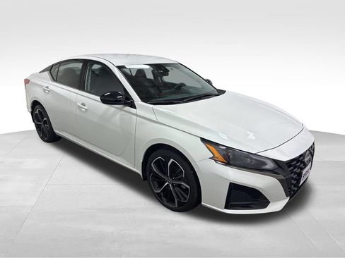 Used 2023 Nissan Altima 2.5 SR AWD/4WD image 4