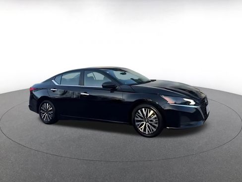 Used 2025 Nissan Altima 2.5 SV image 2