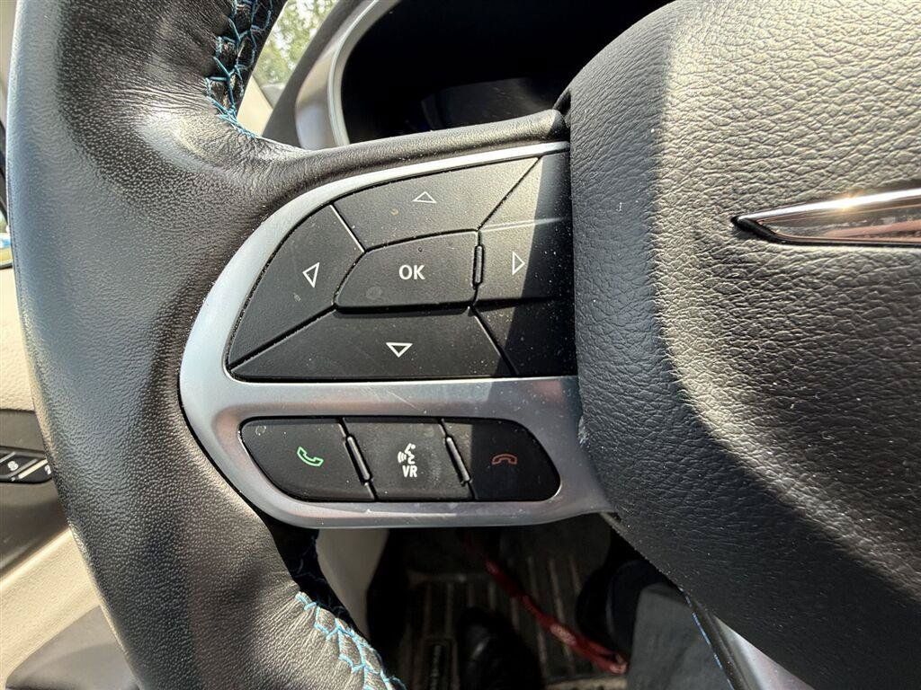 Used 2021 Chrysler Pacifica Touring-L w/ Uconnect Theater Family Group FWD image 16