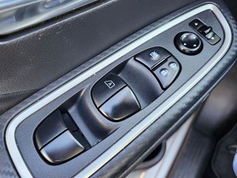 Certified 2025 Nissan Versa SR w/ Trunk Package image 29