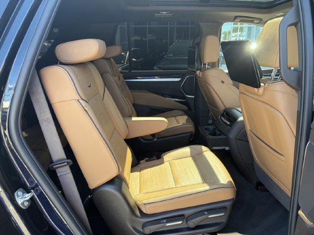 Used 2025 Cadillac Escalade Premium Luxury w/ LPO, Radiant Package AWD/4WD image 32
