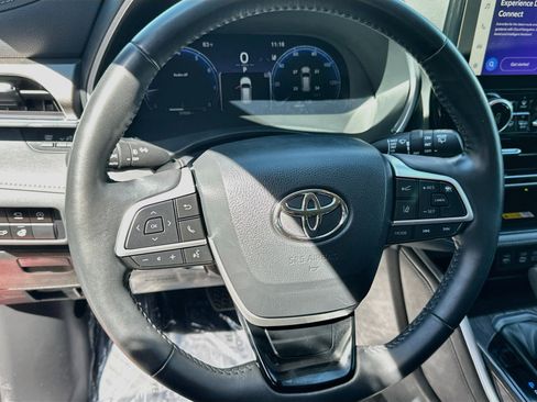Used 2023 Toyota Highlander Limited AWD/4WD image 17