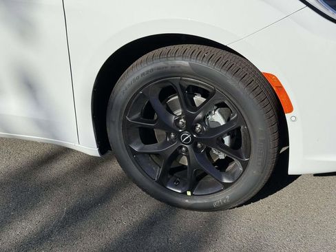 New 2026 Chrysler Pacifica Limited w/ Uconnect Theater Family Group FWD image 13
