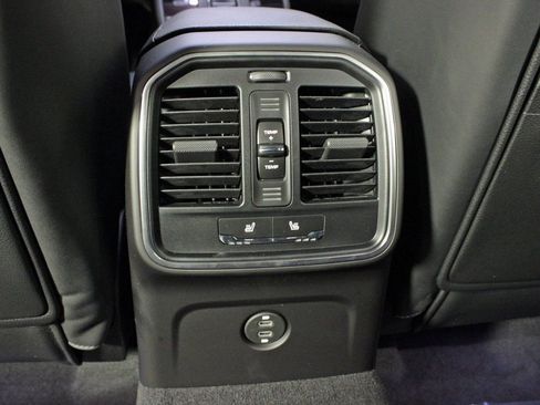 Certified 2025 Porsche Macan AWD/4WD image 34