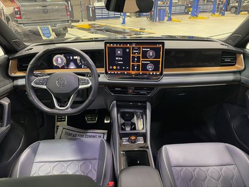 Used 2025 Volkswagen Tiguan SEL R-Line AWD/4WD image 6