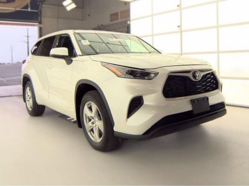 Used 2023 Toyota Highlander L AWD/4WD image 4