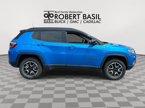 Used 2025 Jeep Compass Trailhawk AWD/4WD image 9
