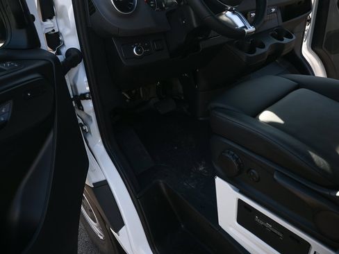 Used 2025 Mercedes-Benz Sprinter 2500 image 8