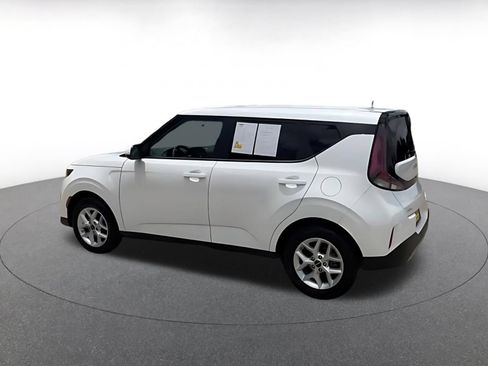 Used 2025 Kia Soul LX w/ LX Technology Package FWD image 16