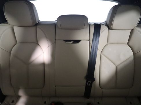 Certified 2023 Porsche Macan image 16