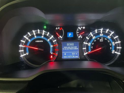 Used 2018 Toyota 4Runner SR5 AWD/4WD image 18