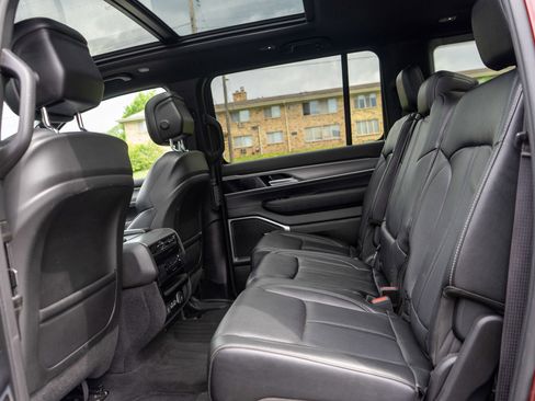 Used 2024 Jeep Wagoneer Series II AWD/4WD image 32