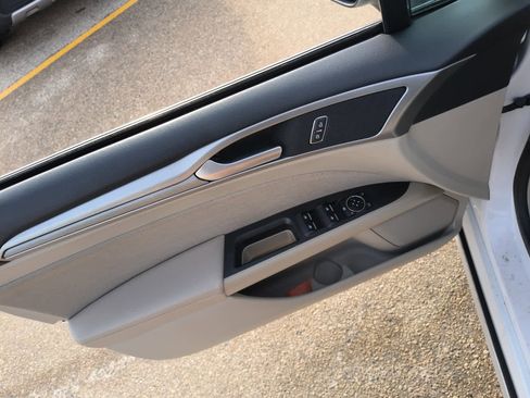 Used 2020 Ford Fusion SE image 10