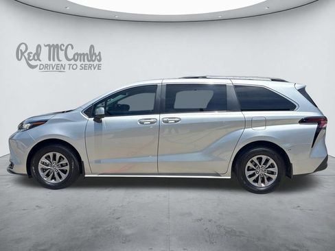 Used 2023 Toyota Sienna LE FWD image 2