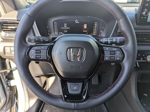 Used 2025 Honda Pilot Black Edition image 31